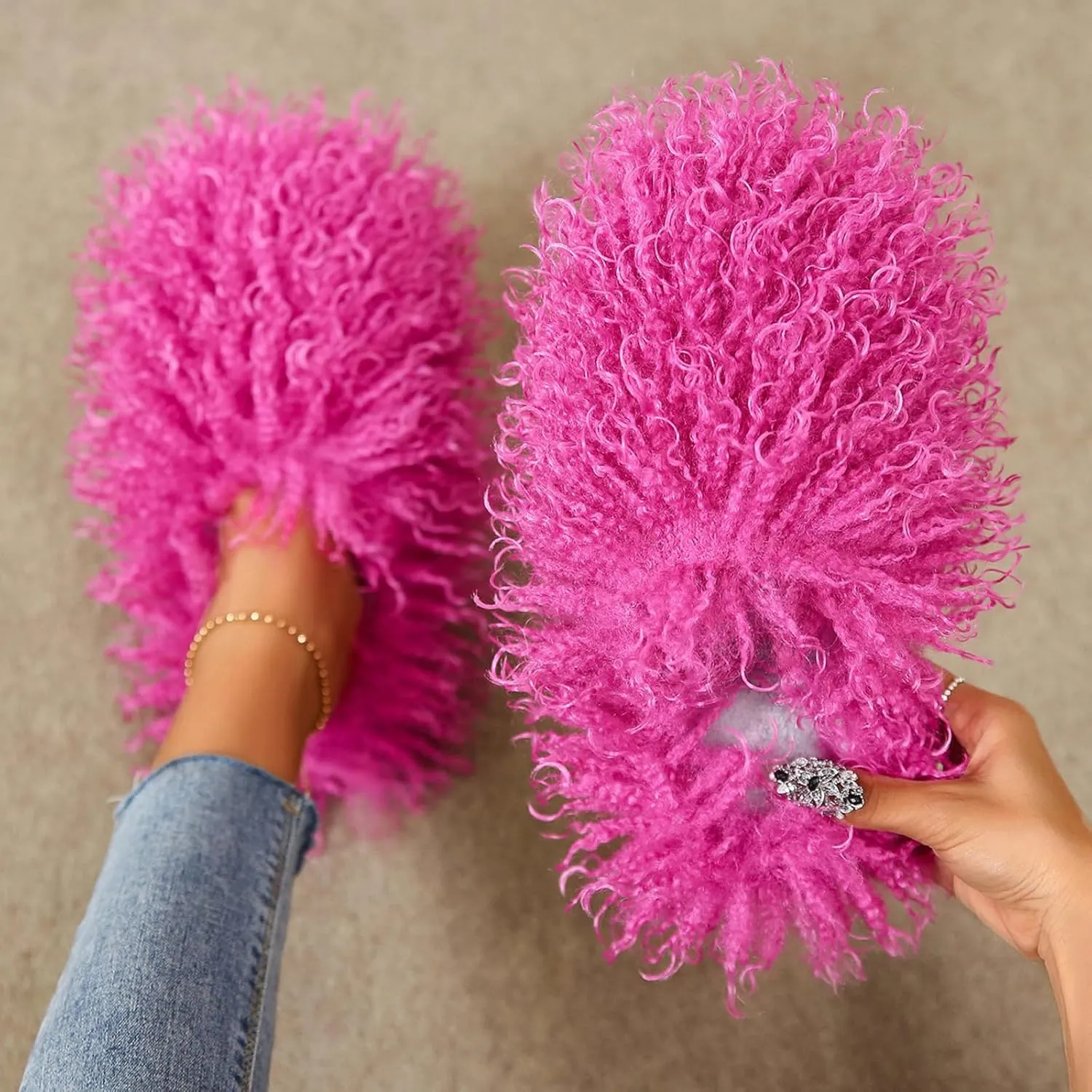 Unisex Fuzzy Faux Fur Slippers, Women's Fluffy Long Hair Sheep Faux Fur Slip on Slides, Girls Luxury Big Fluffy Outdoor Flat Slippers, Long Curly Hair Non-Slip Warm Home Slide Shoes